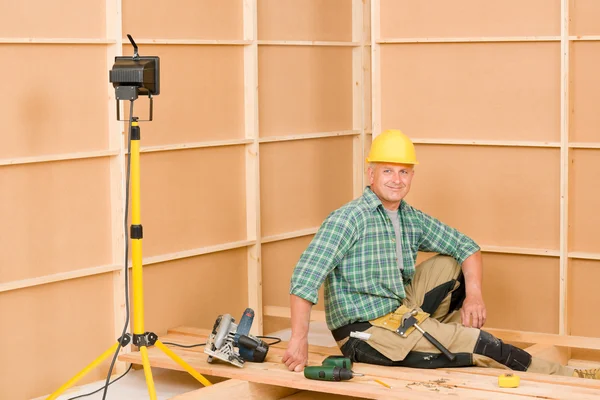 Handyman casa miglioramento pavimento in legno ristrutturazione — Foto Stock