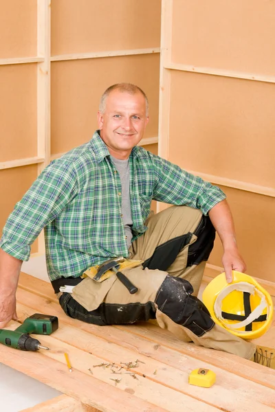Handyman casa melhoria chave de fenda piso de madeira — Fotografia de Stock