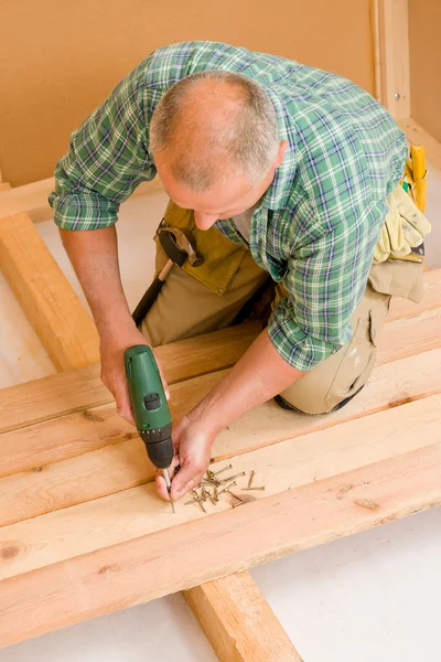 Σπίτι βελτίωση πολυτεχνίτης ξύλινο πάτωμα κατσαβίδι — Φωτογραφία Αρχείου