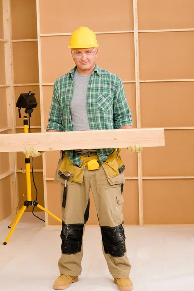 Heimwerker Tischler tragen Holzbalken — Stockfoto