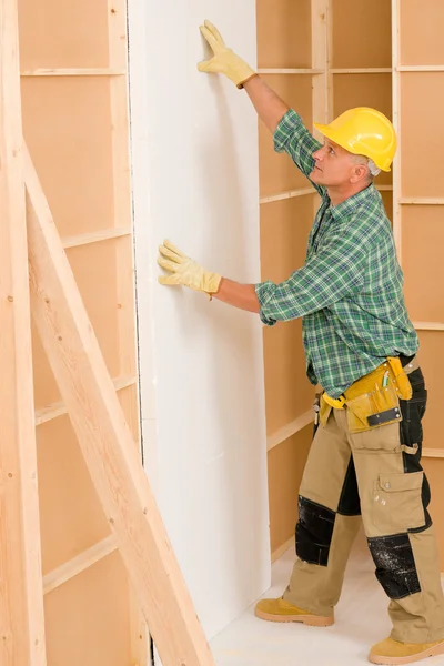 Handyman trabajando en la mejora de las renovaciones del hogar — Foto de Stock
