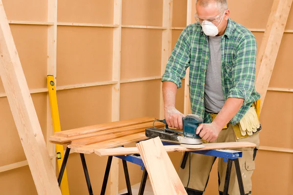 Heimwerker schleifen Holzbretter für Hausrenovierung — Stockfoto