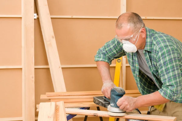 Handyman lijado tablero de madera bricolaje casa renovación —  Fotos de Stock