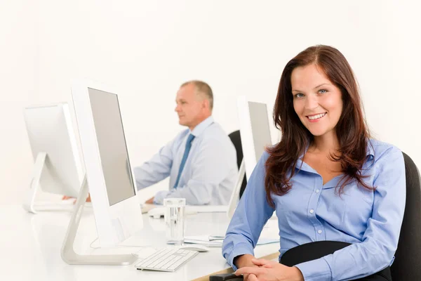 Empresária sorriso bonito sentar-se no escritório colega — Fotografia de Stock