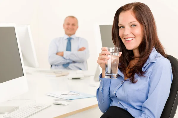 Geschäftsfrau mit hübschem Lächeln sitzt in Bürokollegin — Stockfoto