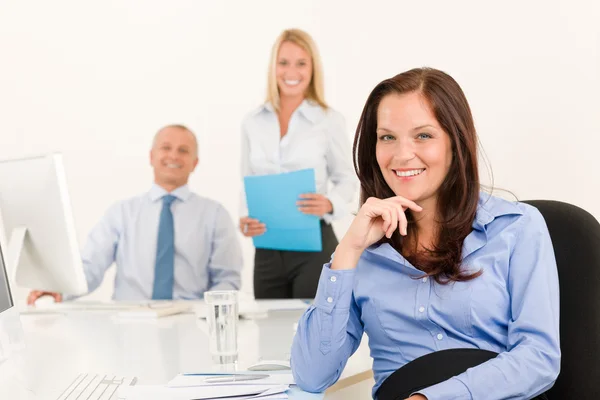 Mujer de negocios bonita sonrisa sentarse en la oficina colega —  Fotos de Stock
