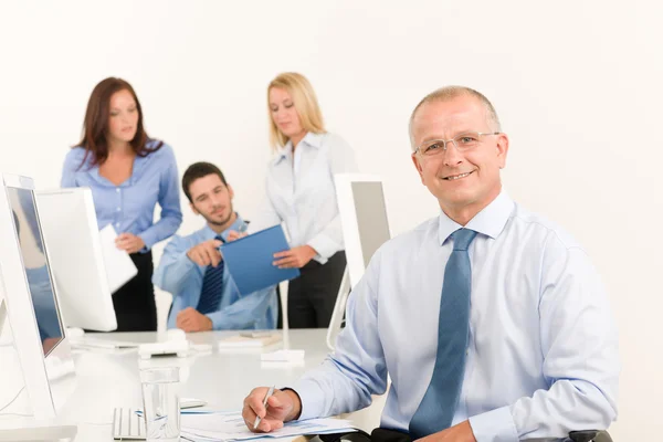 Старший менеджер бизнес команды с коллегами по работе — стоковое фото