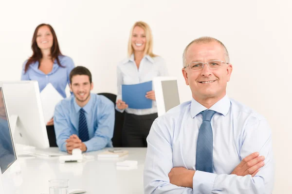 Business team senior manager con colleghi di lavoro — Foto Stock