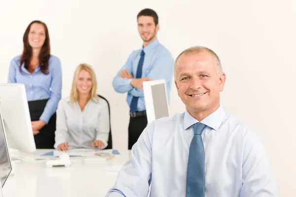 Senior Manager im Business Team mit Arbeitskollegen — Stockfoto