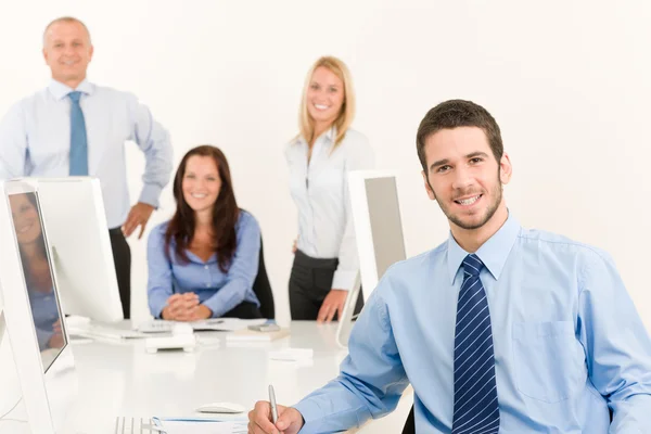 Business team giovane manager con colleghi di lavoro — Foto Stock