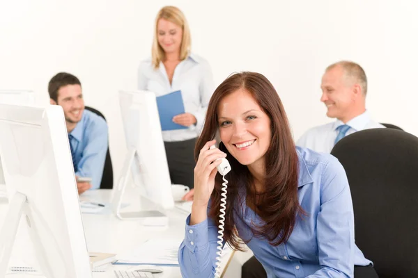 Бизнес команда симпатичная деловая женщина звонит по телефону — стоковое фото