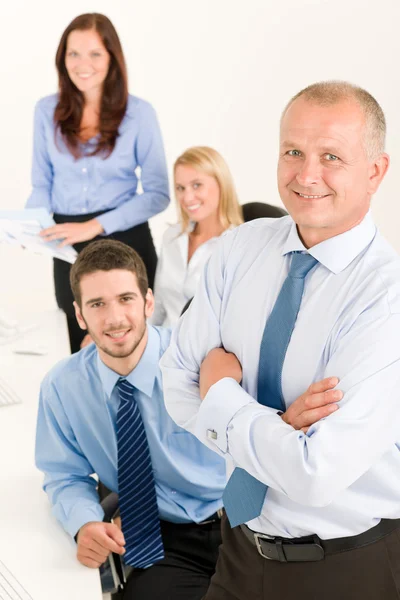 Senior Manager im Business-Team mit glücklichen Kollegen — Stockfoto