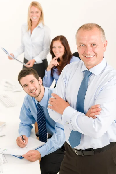 Старший менеджер бизнес-команды с довольными коллегами — стоковое фото