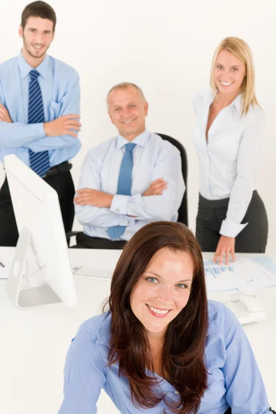 Equipe de negócios mulher de negócios bonita com colegas — Fotografia de Stock