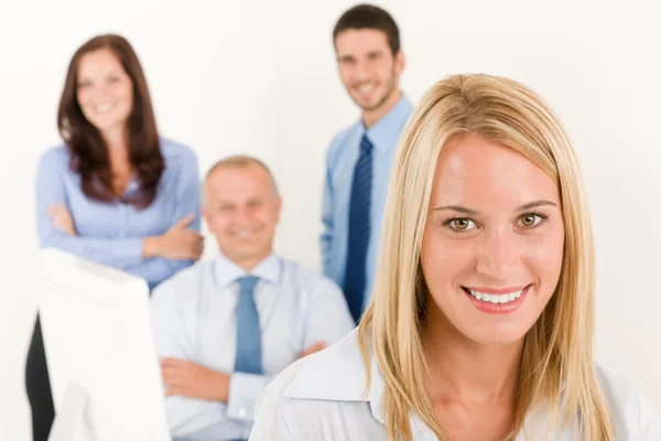 Business team vacker affärskvinna med kollegor — Stockfoto