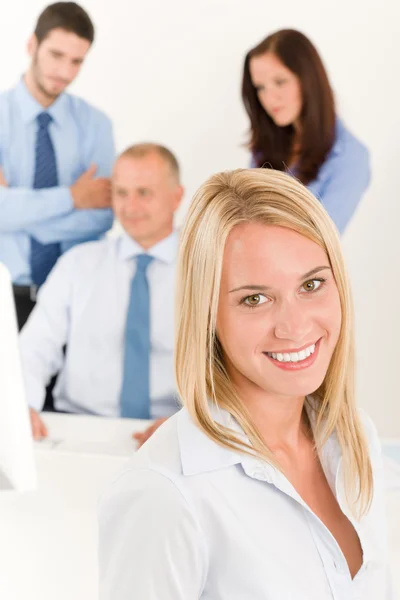 Business team vacker affärskvinna med kollegor — Stockfoto