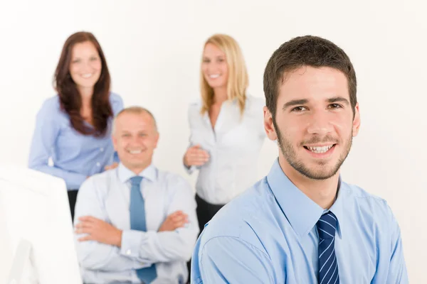 Бизнес-команда молодой менеджер с довольными коллегами — стоковое фото