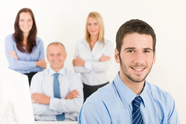 Бизнес-команда молодой менеджер с довольными коллегами — стоковое фото
