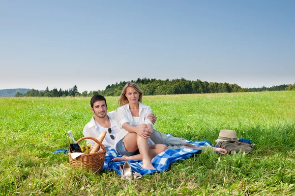 피크닉-햇볕이 잘 드는 풀밭에서 로맨틱 커플 — 스톡 사진