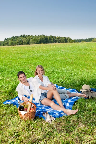 Piquenique - Casal romântico em prados ensolarados — Fotografia de Stock