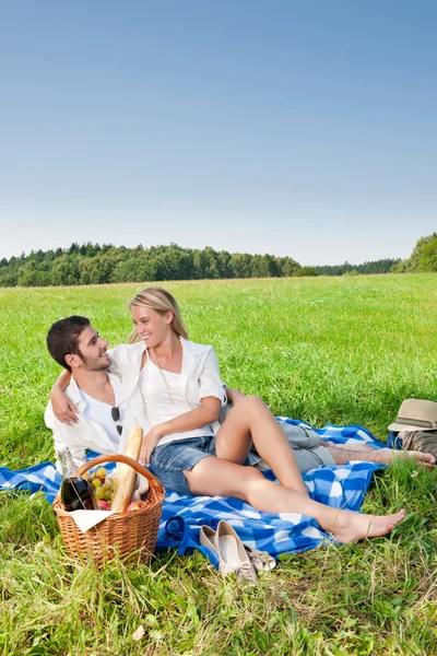 피크닉-햇볕이 잘 드는 풀밭에서 로맨틱 커플 — 스톡 사진