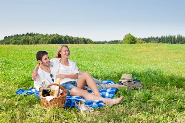 Picnic - Pareja romántica en prados soleados —  Fotos de Stock