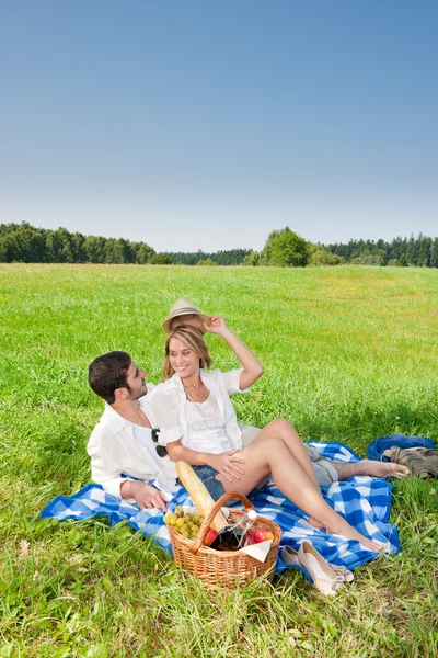 野餐-浪漫情侣在阳光明媚的草甸 — 图库照片