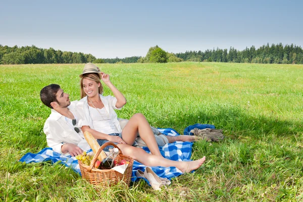 Piknik - romantyczna para w słonecznej łąki — Zdjęcie stockowe