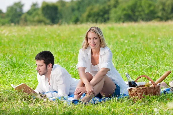 Picnic - Romantic couple read book meadows — Stock Photo, Image