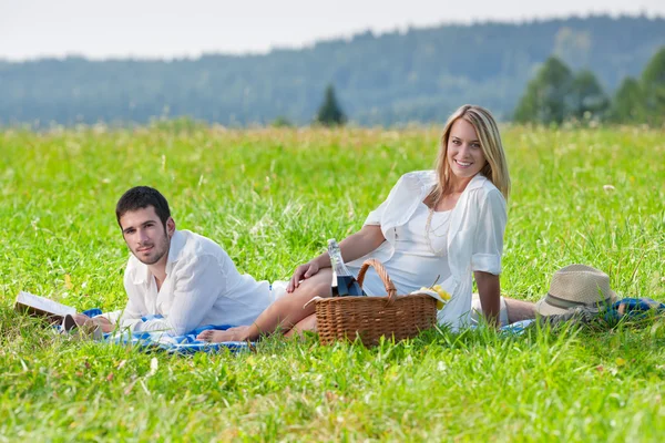 野餐-浪漫情侣阅读本书草甸 — 图库照片