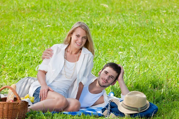 Piknik - romantikus pár a sunny meadows — Stock Fotó