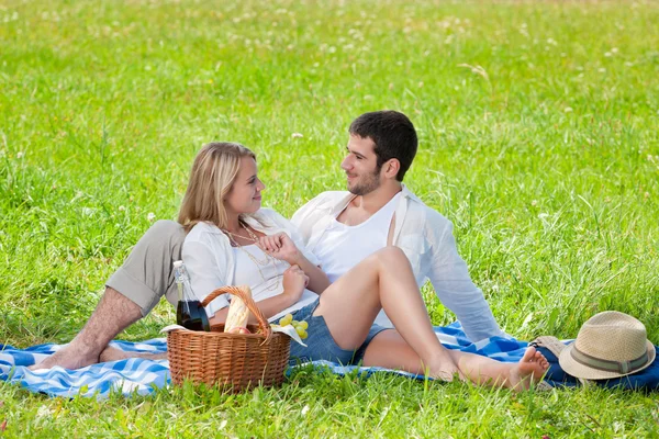 野餐-浪漫情侣在阳光明媚的草甸 — 图库照片
