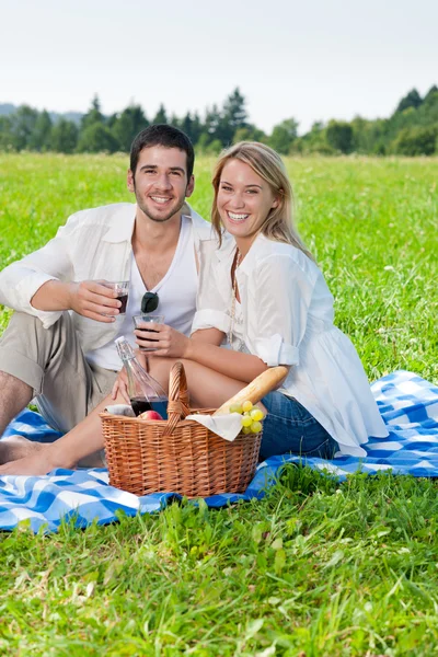 Pique-nique jeune couple heureux célébrant avec du vin — Photo