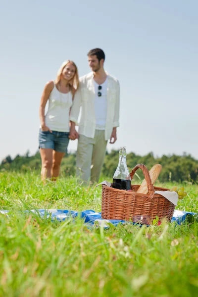 Picknickkorg - romantiska par anläggning händer — Stockfoto