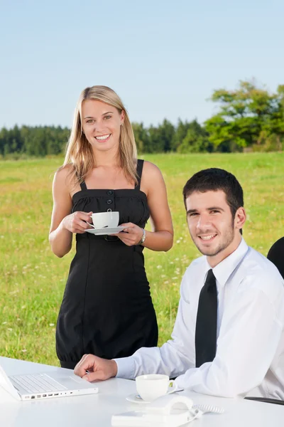 Compañeros de negocios en la naturaleza sonrisa oficina —  Fotos de Stock