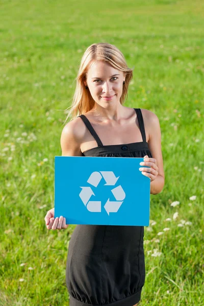 Junge Geschäftsfrau hält Recycling-Schild in der Hand — Stockfoto