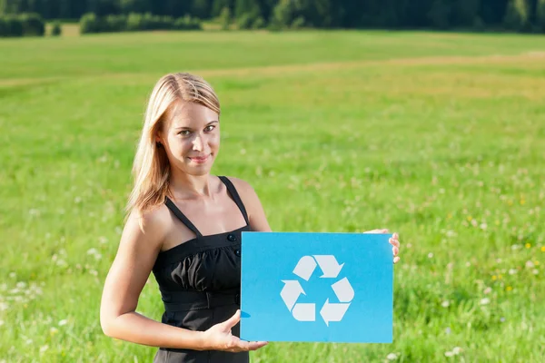 Énergie verte jeune femme d'affaires tenir recycler signe — Photo