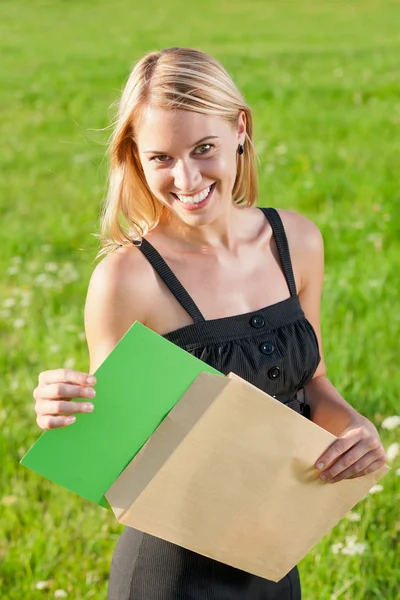 Niespodzianka koperta młoda kobieta słoneczna łąka — Zdjęcie stockowe