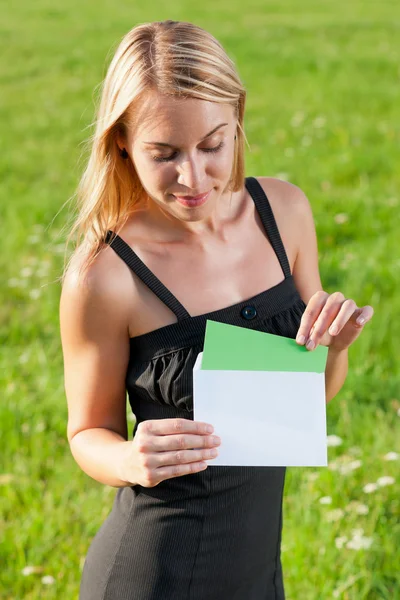 Сюрприз конверт молодой бизнесвумен солнечный луг — стоковое фото