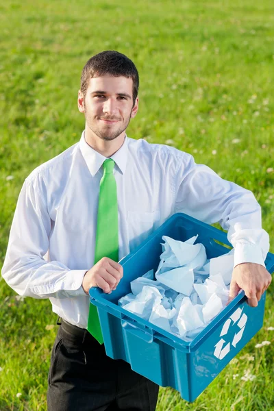 Recycling papír doboz üzletember napsütötte réten — Stock Fotó