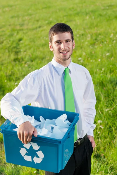 Recykling papieru pole biznesmen w słonecznej łące — Zdjęcie stockowe