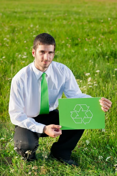 Grüner Energie Jungunternehmer hält Recycling-Schild hoch — Stockfoto