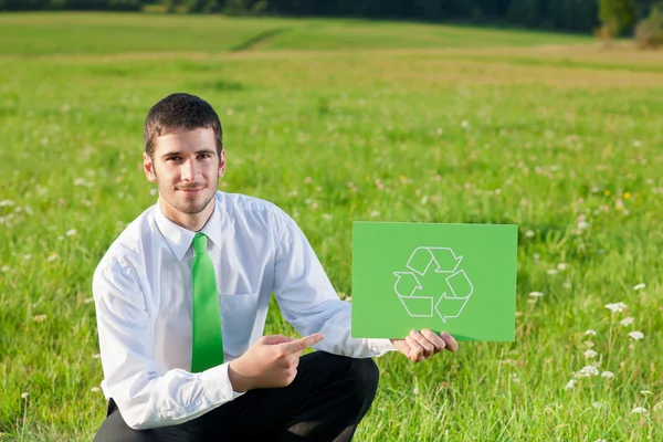 Grüner Energie Jungunternehmer hält Recycling-Schild hoch — Stockfoto