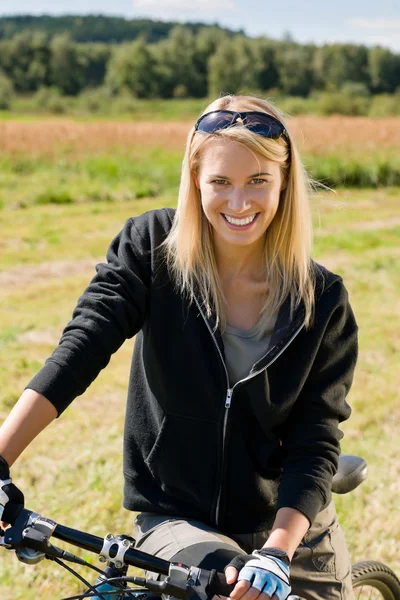 Mountain biking young woman sportive sunny meadows — Stock Photo, Image
