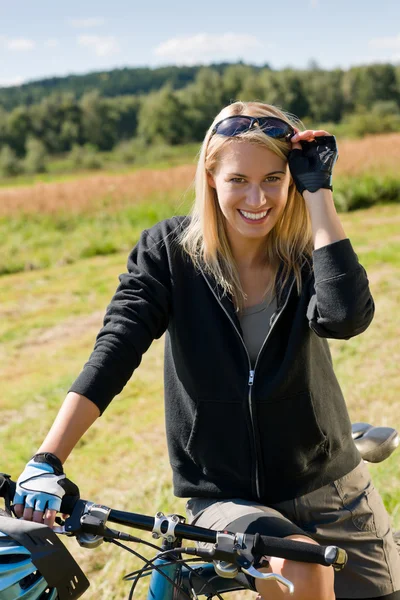 Mountainbike ung kvinna sportig soliga ängar — Stockfoto