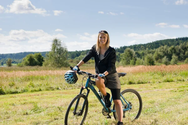Mountainbike junge Frau sportlich sonnige Wiesen — Stockfoto
