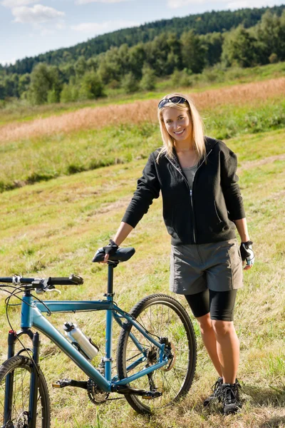 Dağ bisikleti genç kadın sportif güneşli çayırlar — Stok fotoğraf