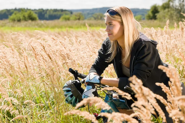 Bicicleta de montaña joven mujer deportiva prados soleados —  Fotos de Stock