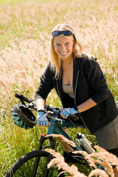 산악 자전거 젊은 여자 족제비 햇볕이 잘 드는 풀밭 — 스톡 사진