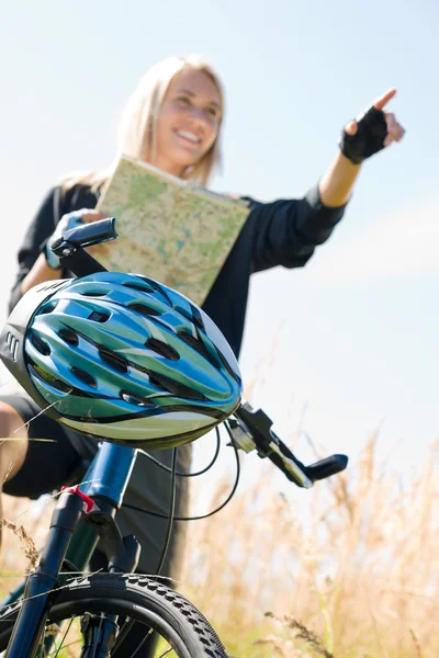 Mountain biking young woman search in map — Stock Photo, Image